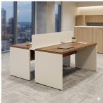 Móveis para Escritório Estação de Trabalho Dupla 1,20m 02 Lugares sem Gavetas c/  tomadas Pé Painel - Nogal Sevilha/Champanhe - 34428