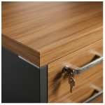 Móveis para Escritório Mesa de Escritório em L com Gaveteiro e Chave Móvel Organizador 150x150cm - Nogal Sevilha / Preto - 21416